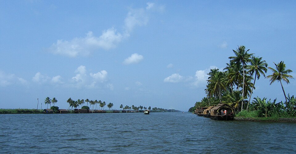 File:Scenes fom Vembanad lake en route Alappuzha Kottayam113.jpg