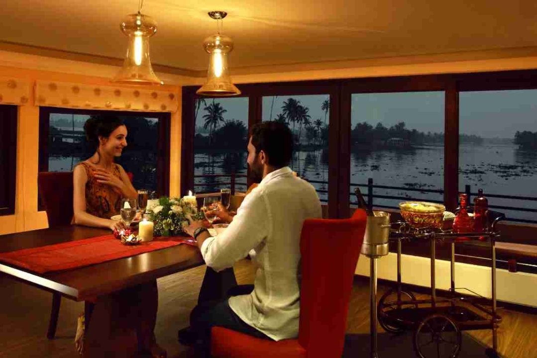 One bedroom luxury houseboat dining area