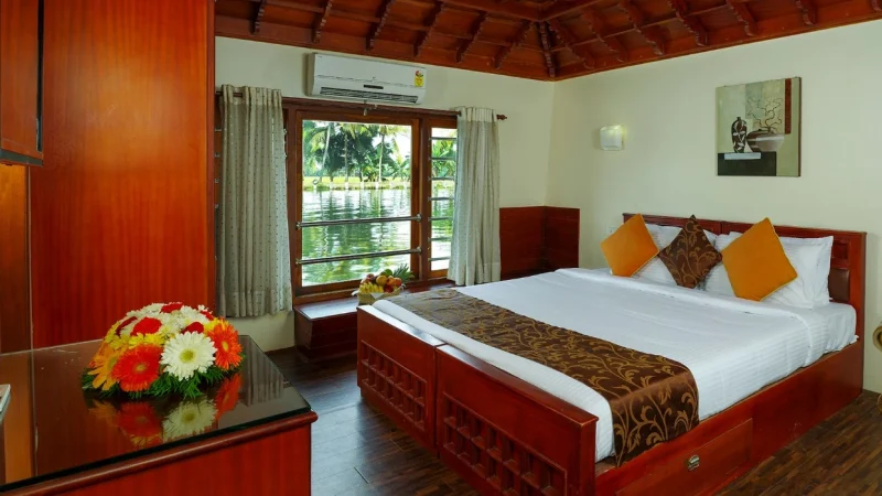 2 bed premium houseboat bedroom (2)