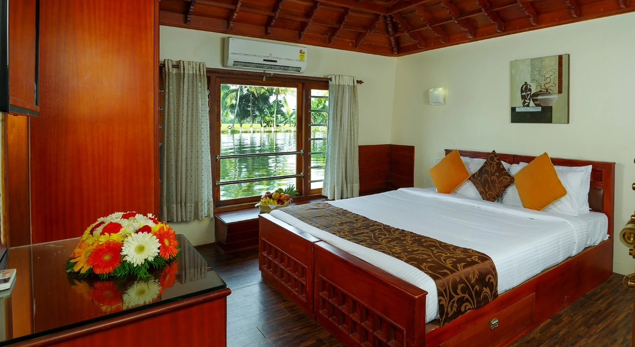 family tour houseboat bedroom