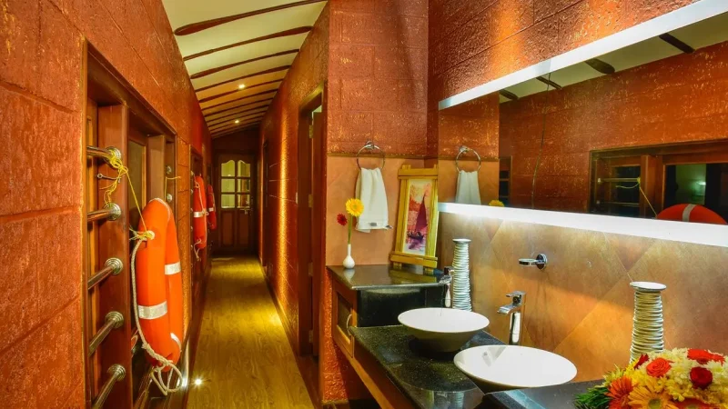 2 bed premium houseboat corridor