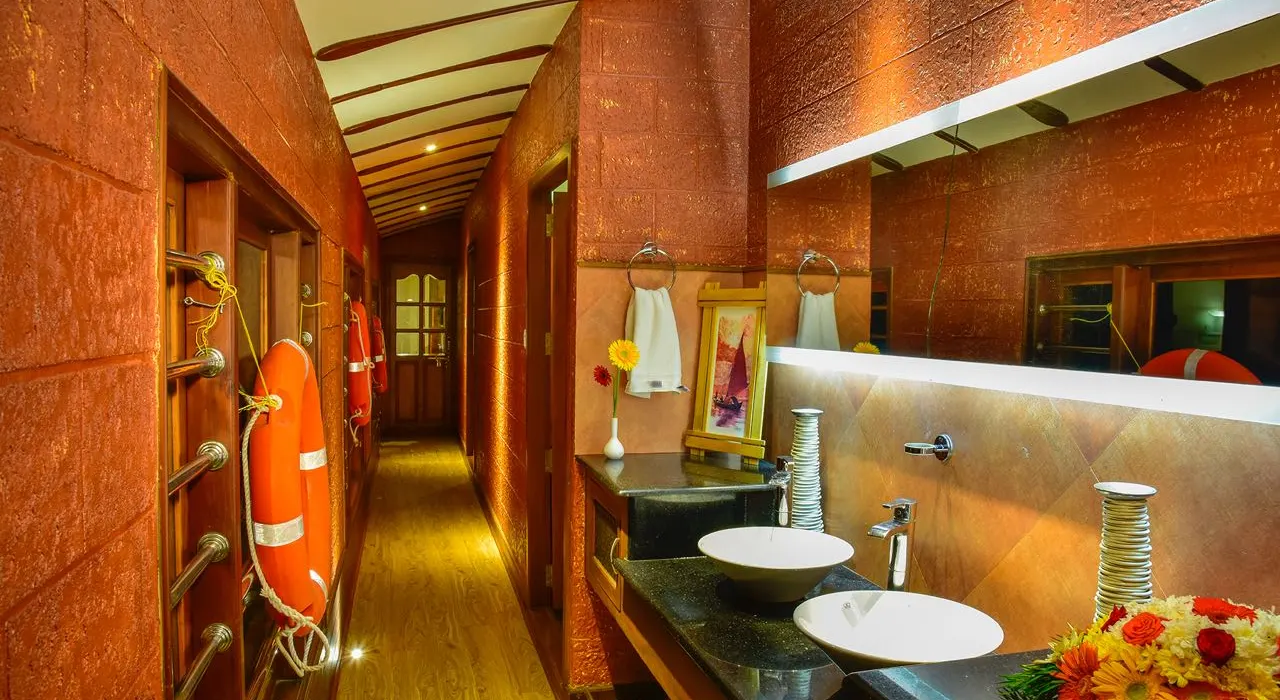 family tour houseboat corridor