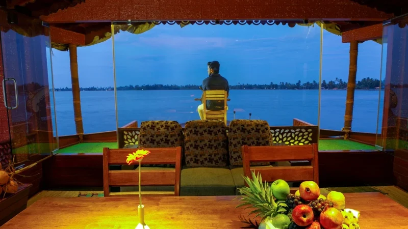 2 bed premium houseboat dining area