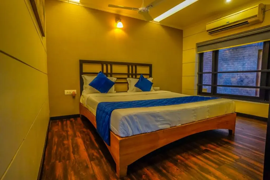 deluxe kerala houseboat bedroom