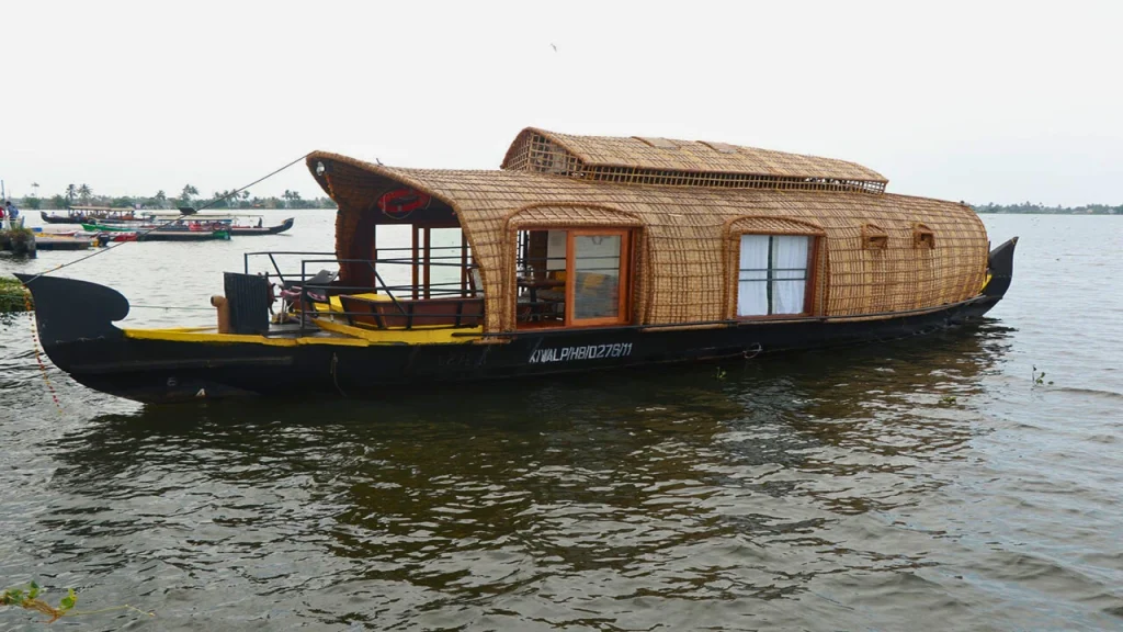 Heritage premium Traditional Kerala Houseboat in Alleppey Backwater