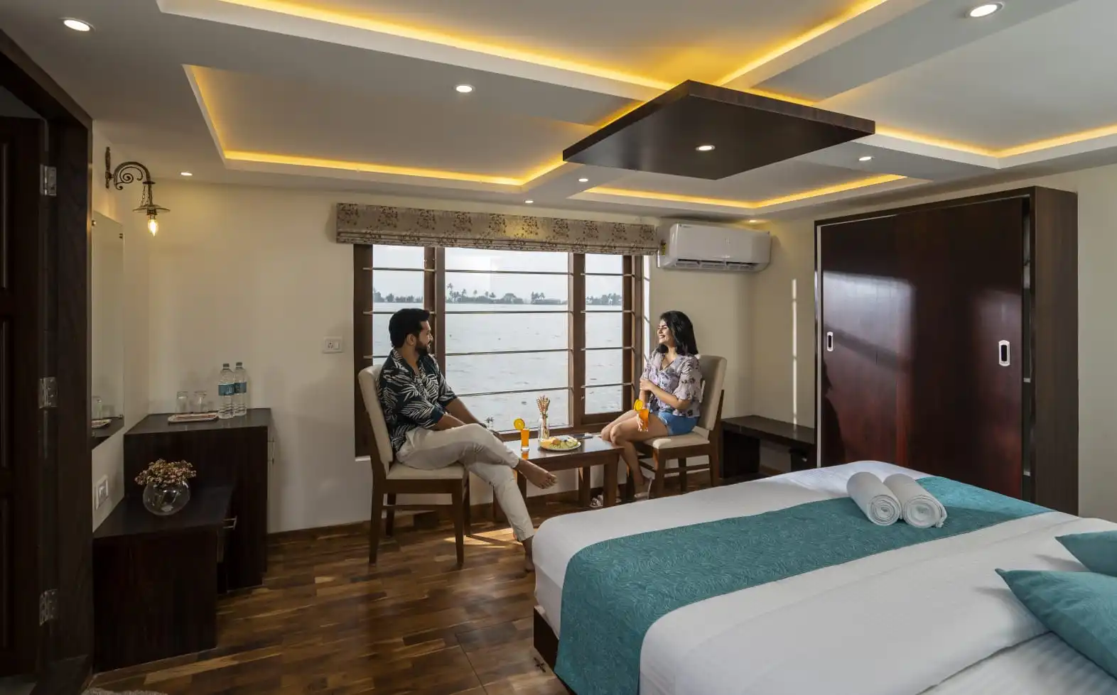 houseboat honeymoon tour bedroom