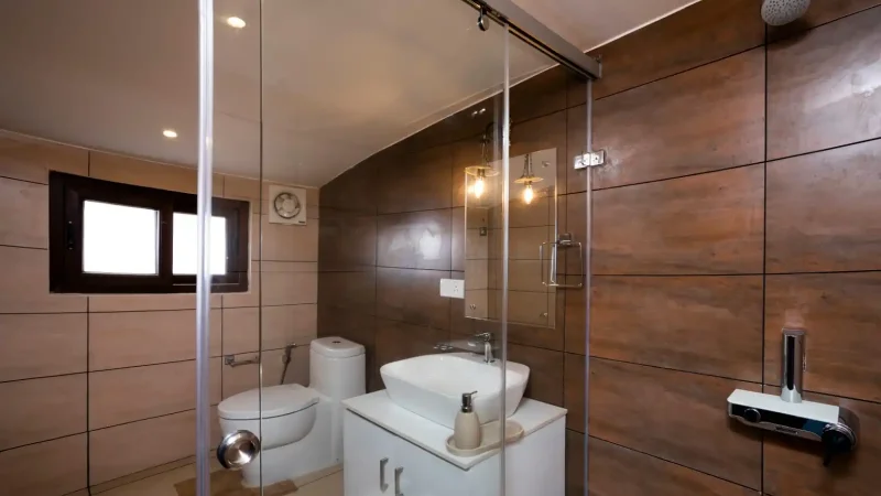 honeymoon tour houseboat bathroom