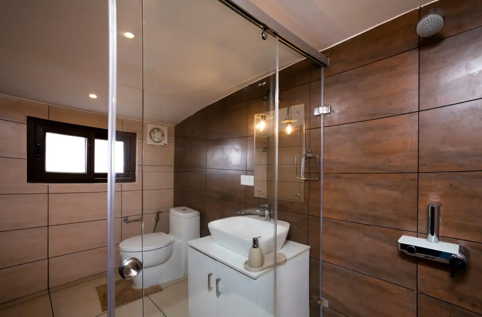 honeymoon tour houseboat bathroom