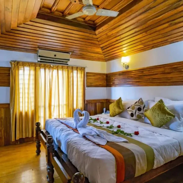 luxury 2 bedroom houseboat