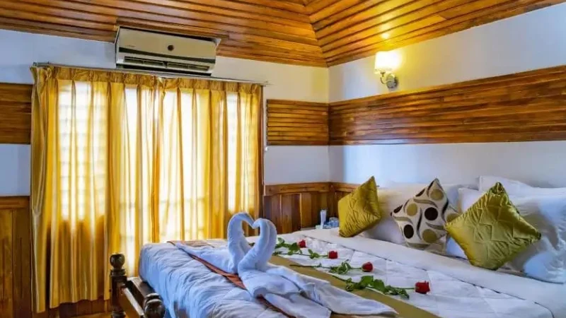 luxury 2 bedroom houseboat