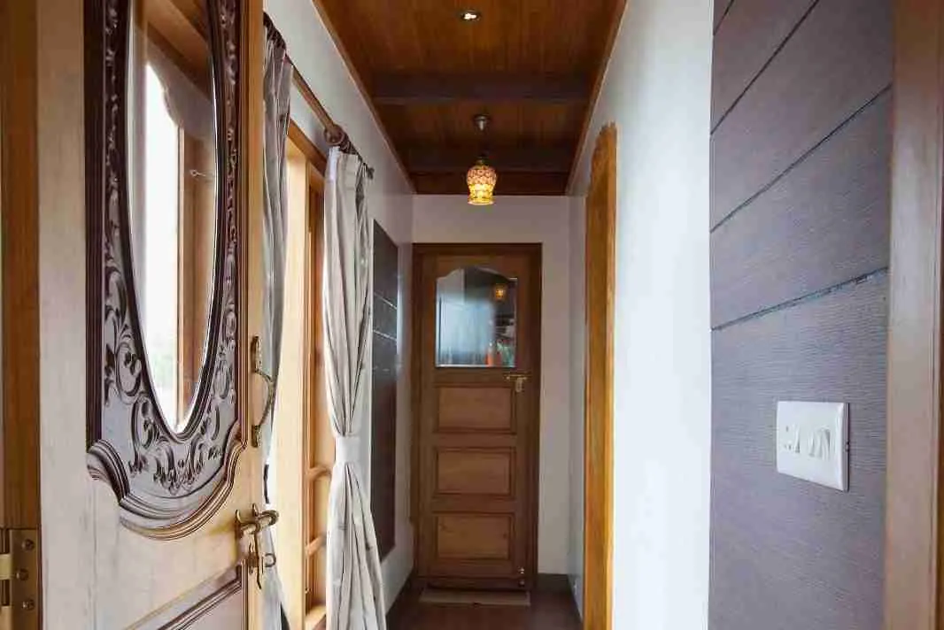 one bedroom deluxe houseboat corridor