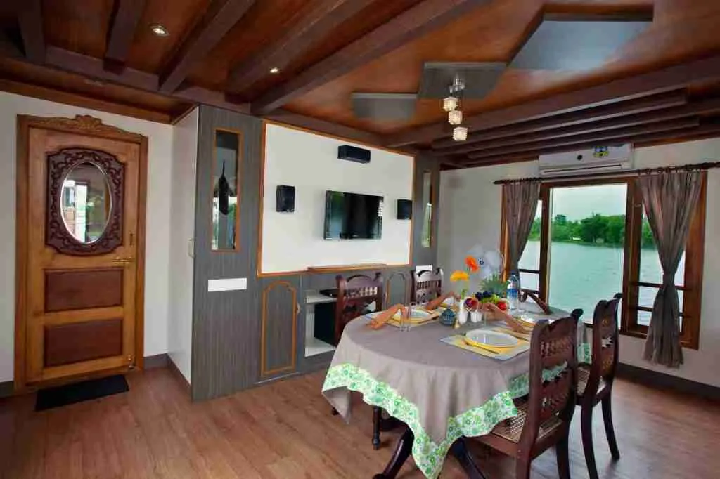 one bedroom deluxe houseboat dinning area