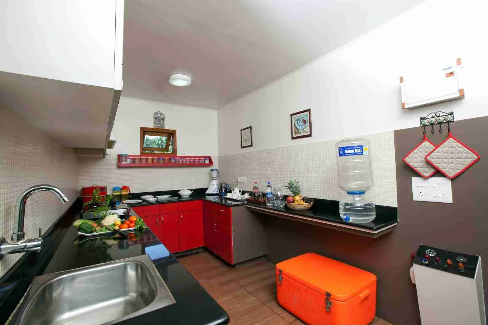 one bedroom deluxe houseboat kitchen