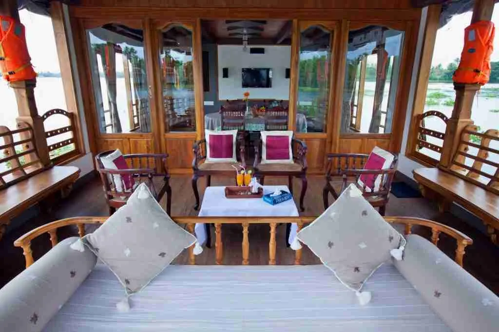 one bedroom deluxe houseboat living area