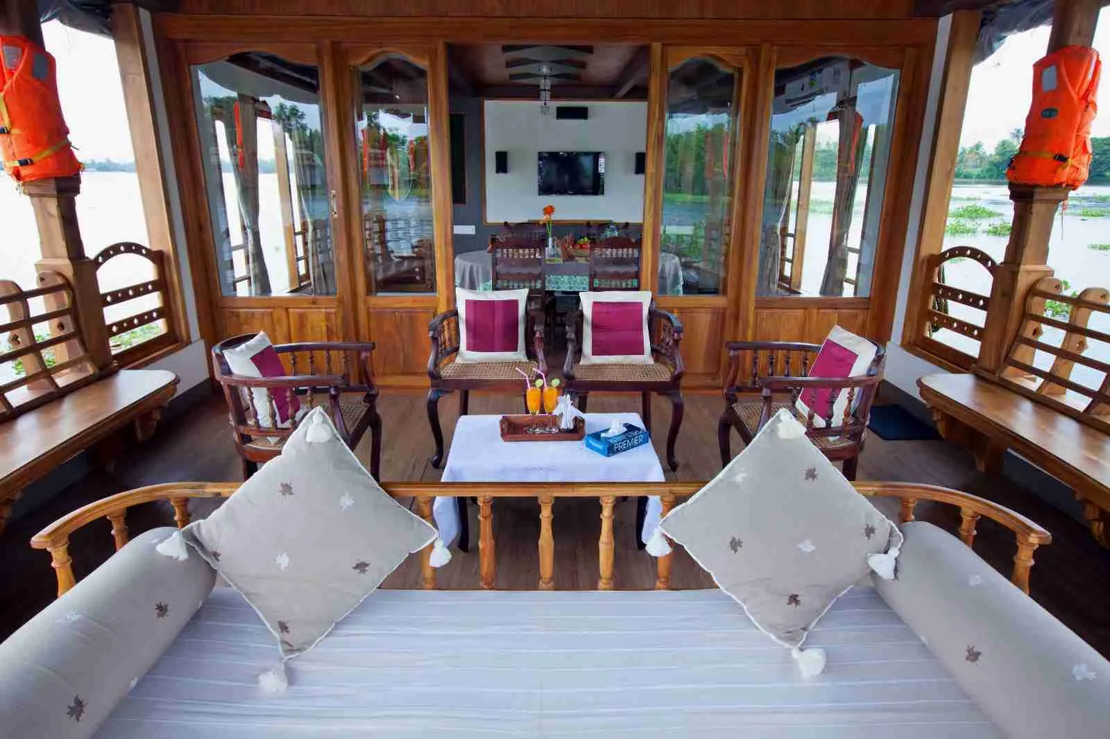 one bedroom deluxe houseboat living area