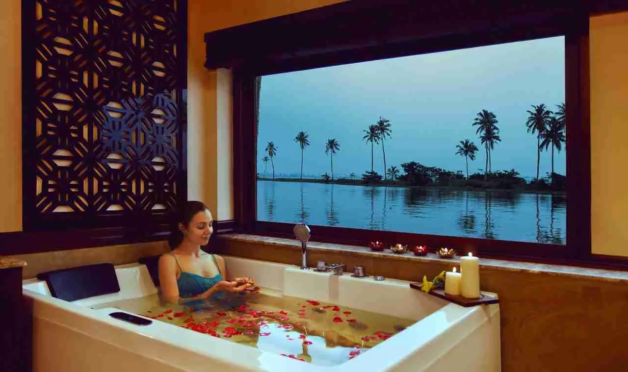 One bedroom luxury houseboat bathtub