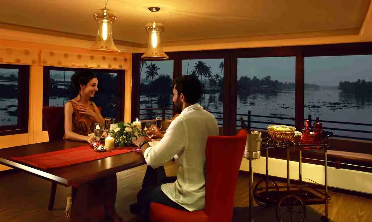 One bedroom luxury houseboat dining area
