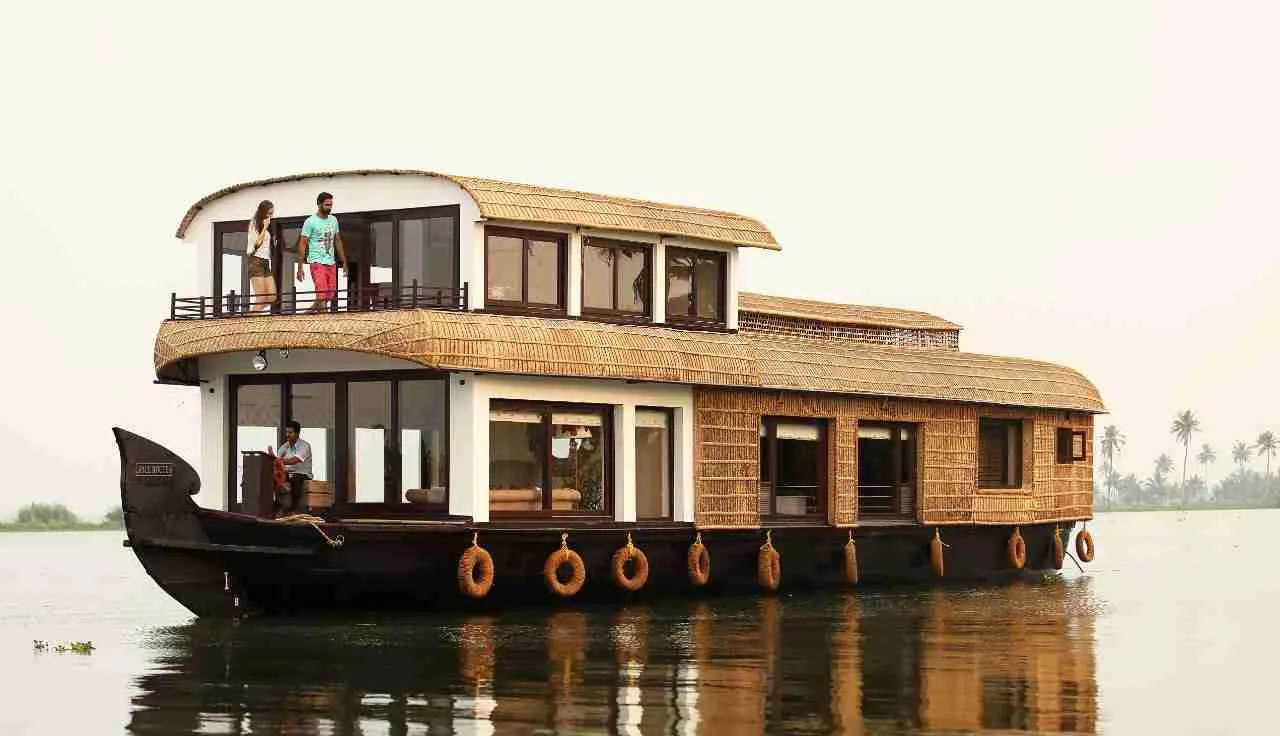 One bedroom luxury houseboat