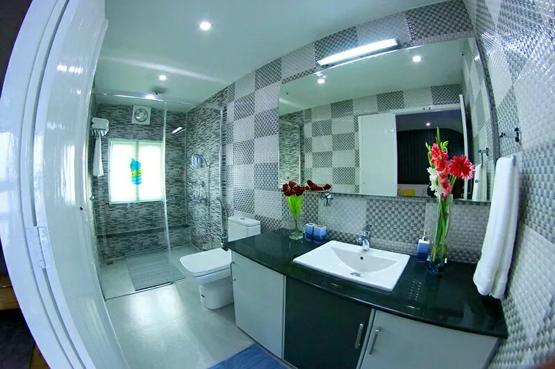 Premium Houseboat bathroom