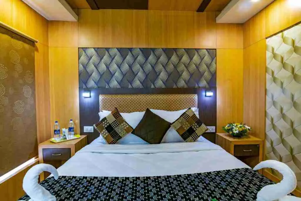 Deluxe houseboat bedroom