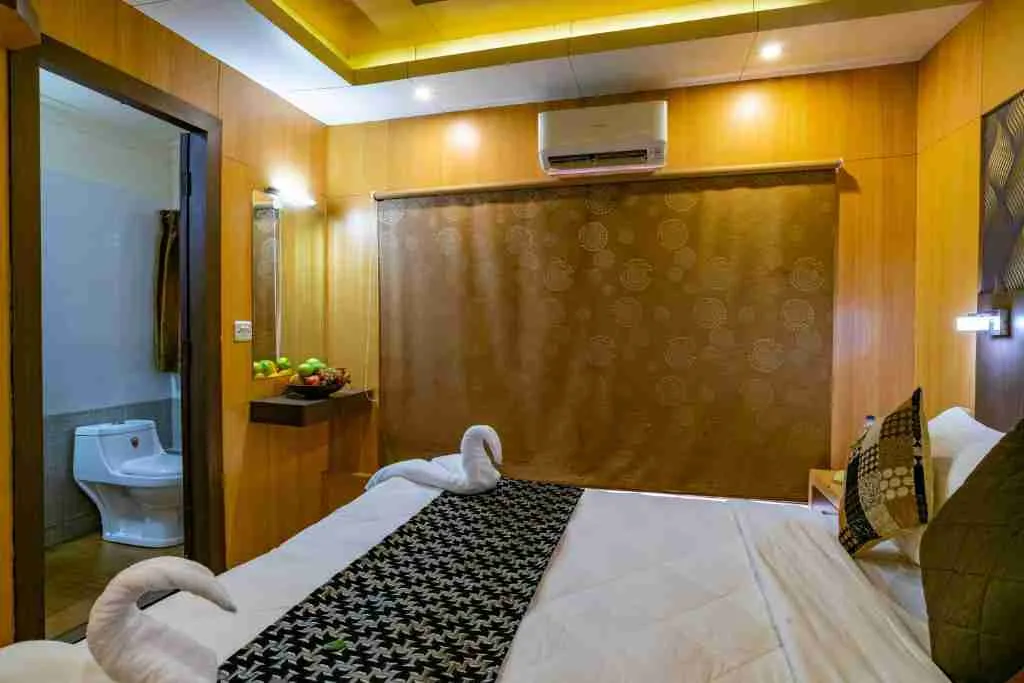 Premium houseboat bedroom