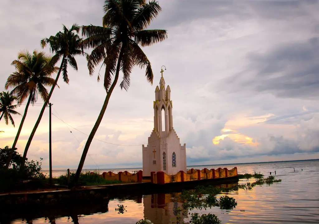 sunset-at-the-backwaters-of-alleppey-kerala